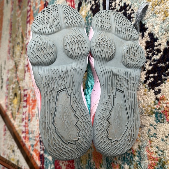 LeBron James youth 6 shoes - Picture 3 of 6